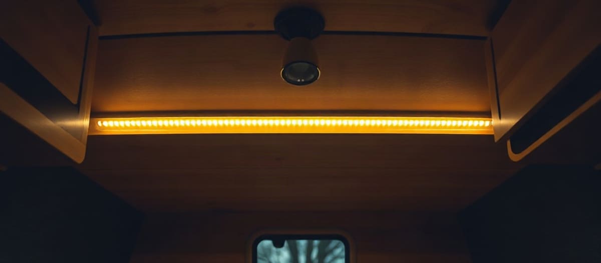 Meilleur ruban LED 12V 2026 : notre top 8 pour la maison, le van et le bateau